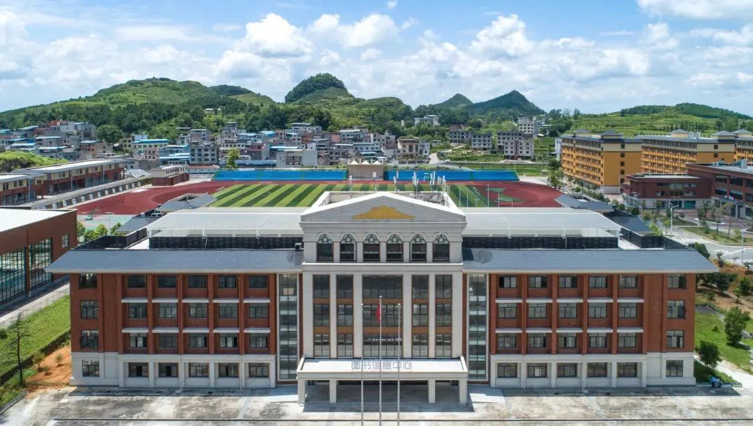 DeepSeek告诉你，，，，，，，，报读贵州铜仁数据职业学院的10大优势！